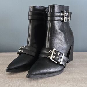 NWOT Guess Teases Buckled Block Heel Booties 5.5